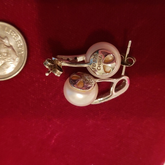 Pearl earrings with diamond chips. - Picture 3 of 3